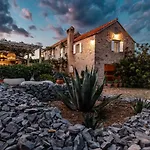 Villa Sea View Villa With Tennis Court - Dvori Sv Jurja *